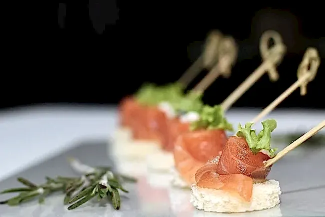 Канапе с маринованным лососем и паштетом из сыра (10 шт)