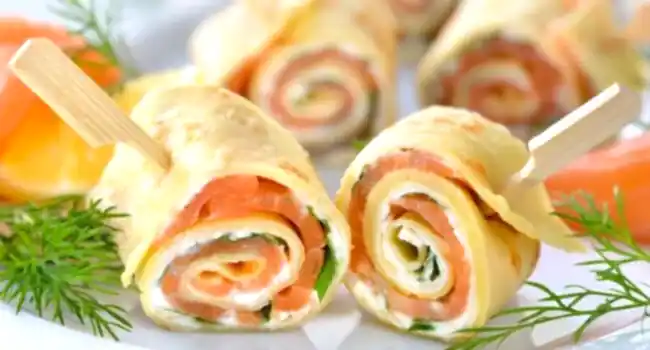Блинные рулетики с семгой и сыром (10 шт.)